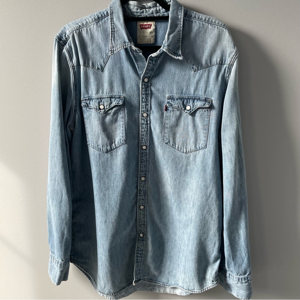 Levi’s Men’s Chambray Long Sleeve Button Down Shirt